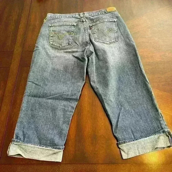 Levis 515 Jeans Womens 10 Blue Denim Capri Medium Wash Distressed - Picture 1 of 10